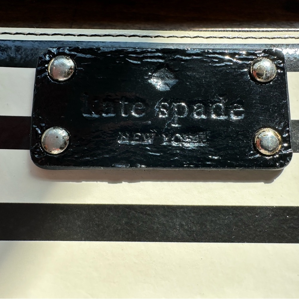 ♠️VGUC Kate Spade Black and Creme Stripe Patent Leather Zip Around Wallet - Picture 5 of 6